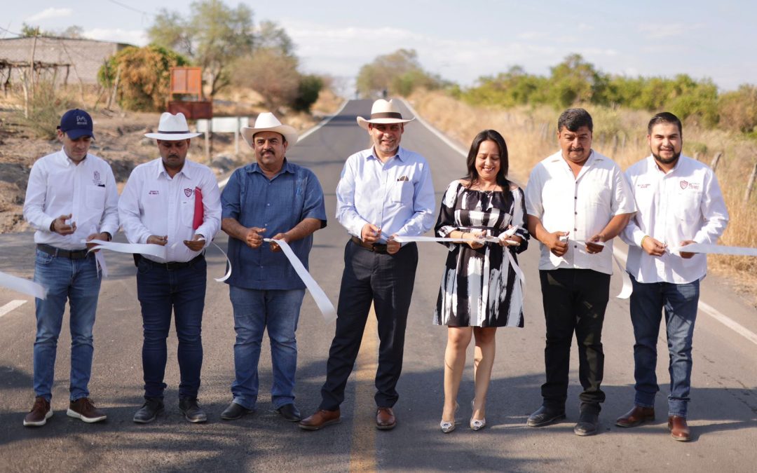 Bedolla inaugura rehabilitación carretera en Parácuaro