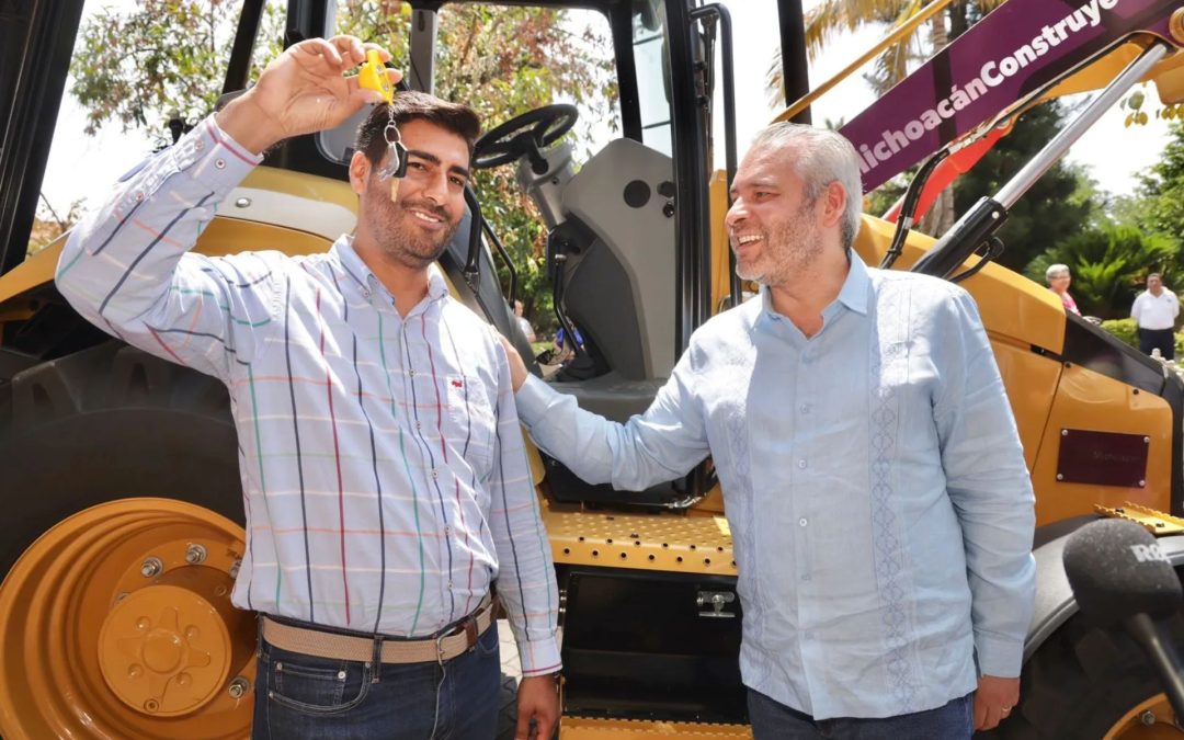 Entrega Bedolla maquinaria de construcción en Taretan