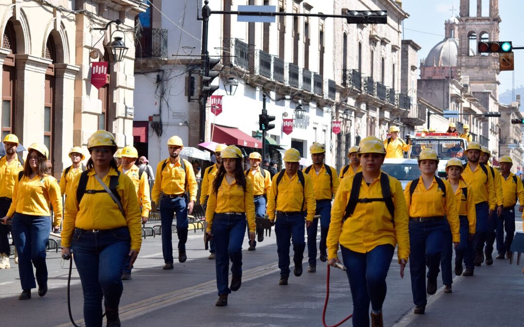 Por primera vez, combatientes de incendios participan en desfile del 20 de noviembre