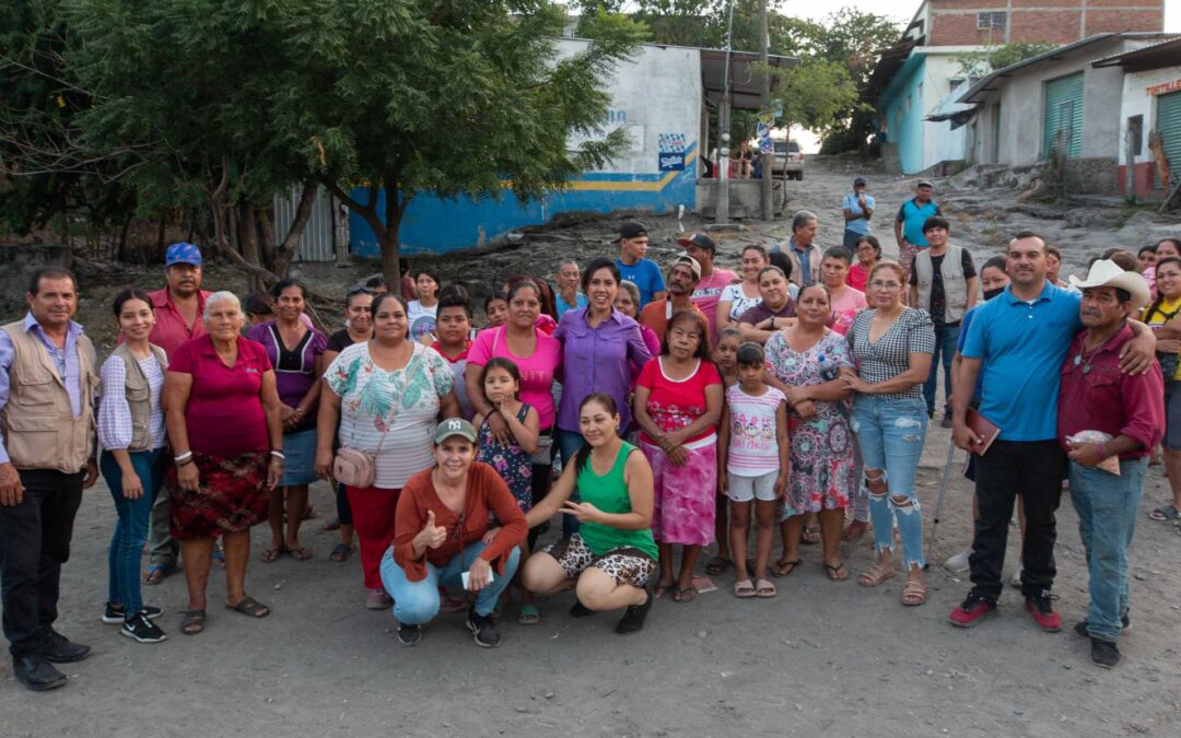 Fanny Arreola recorre diversas colonias de Apatzingán.