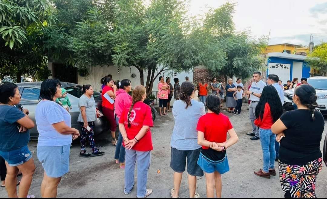 Toño Cruz, sigue visitando a familias Apatzinguenses en la vispera de Navidad 2023