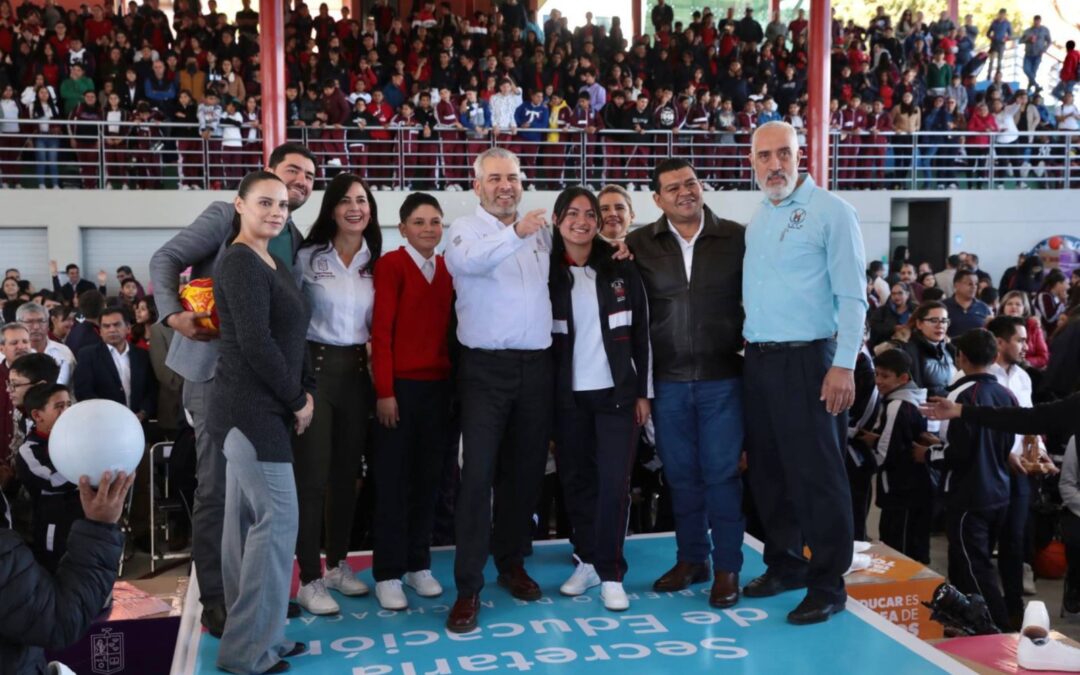 Anuncia Bedolla laptops para mil 200 secundarias de Michoacán