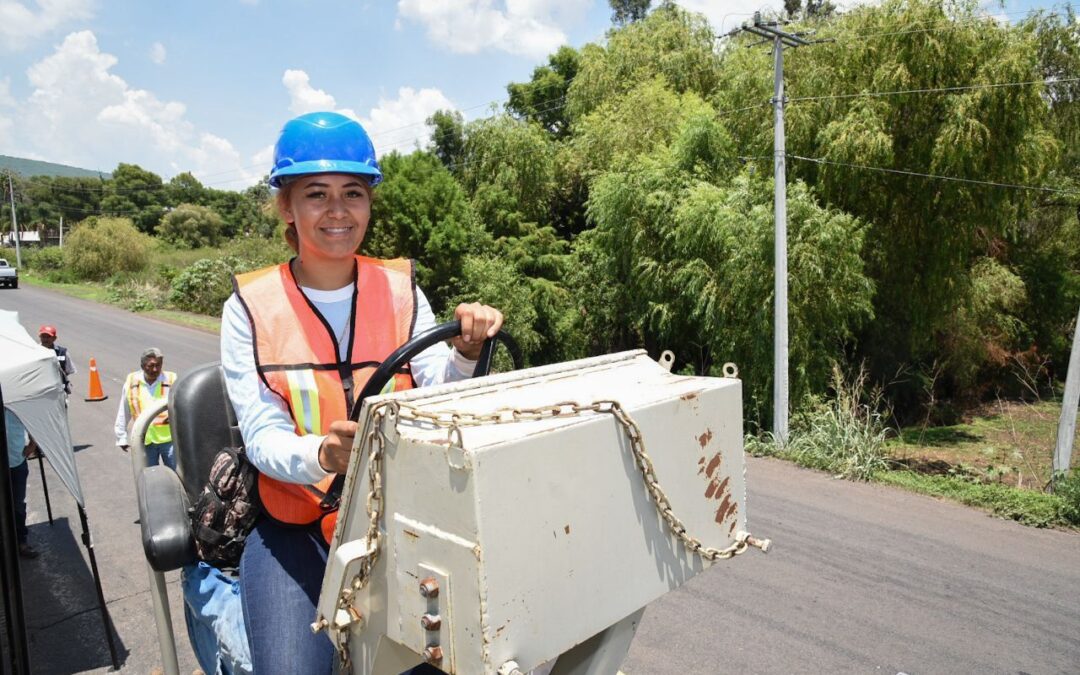 Perla Daniela se la rifa en la reconstrucción de carreteras