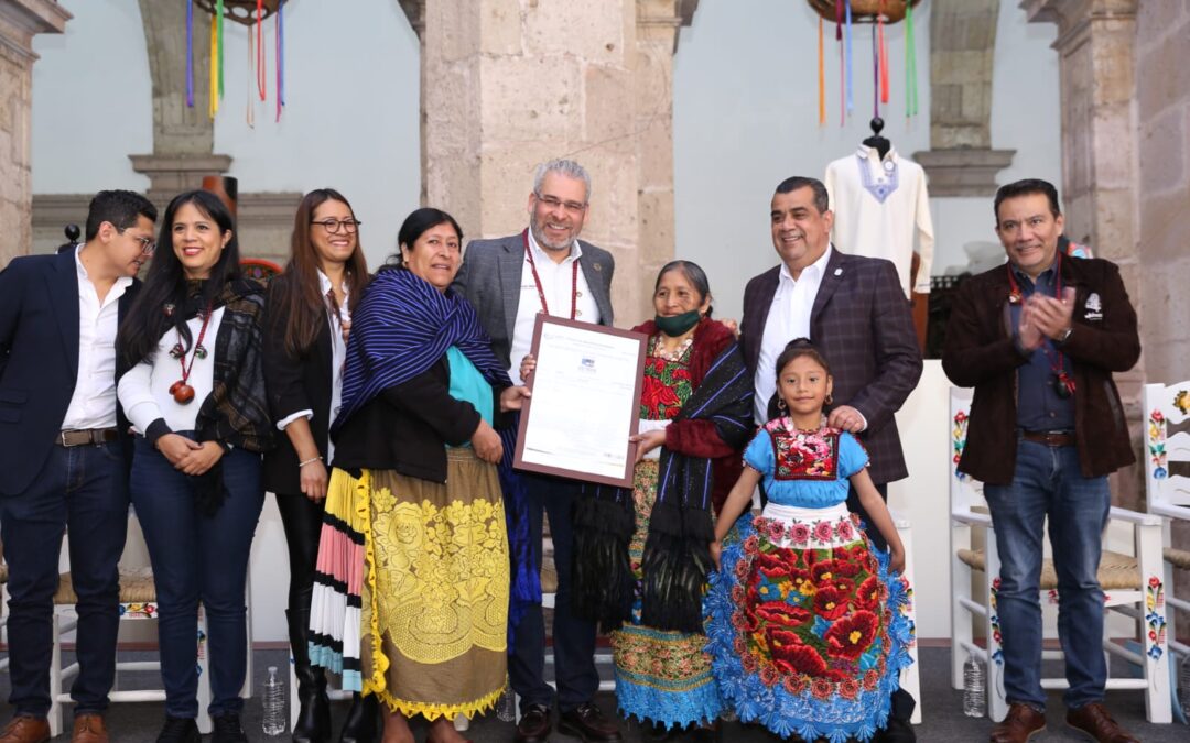 Encabeza Bedolla entrega de 6 marcas Certificación Artesanal