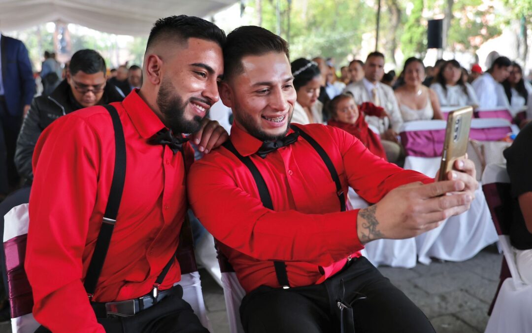 Orlando y Michel adelantan su boda y sellan su amor en ceremonia colectiva