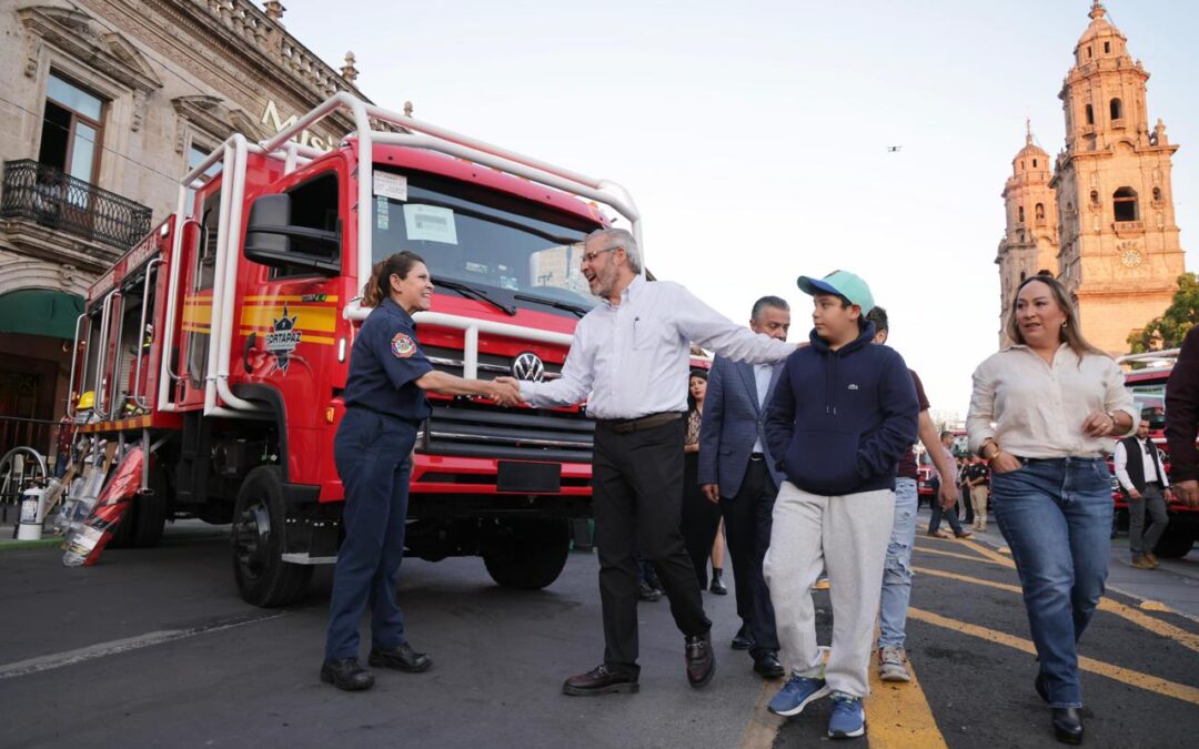 Encabeza Bedolla entrega histórica de equipamiento para bomberos por más 142 mdp