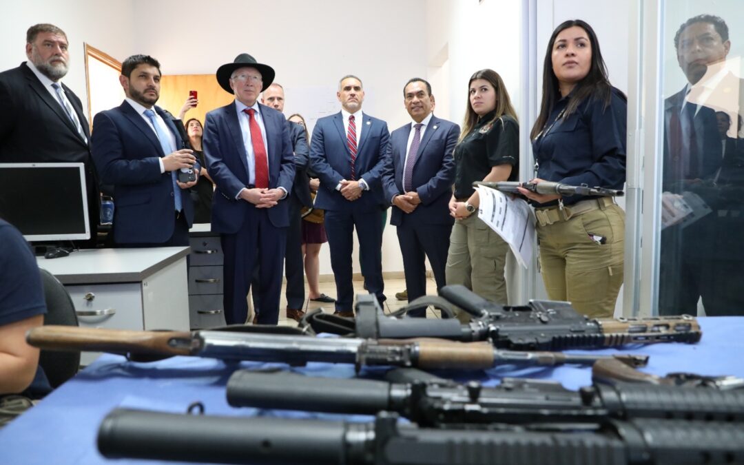 El 70% de las armas que llegan a México proviene de EU; se revisa frenar el flujo: Ken Salazar