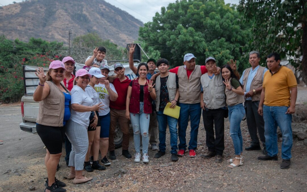 Fanny Arreola entrega más de media tonelada de plátanos a familias de Apatzingán