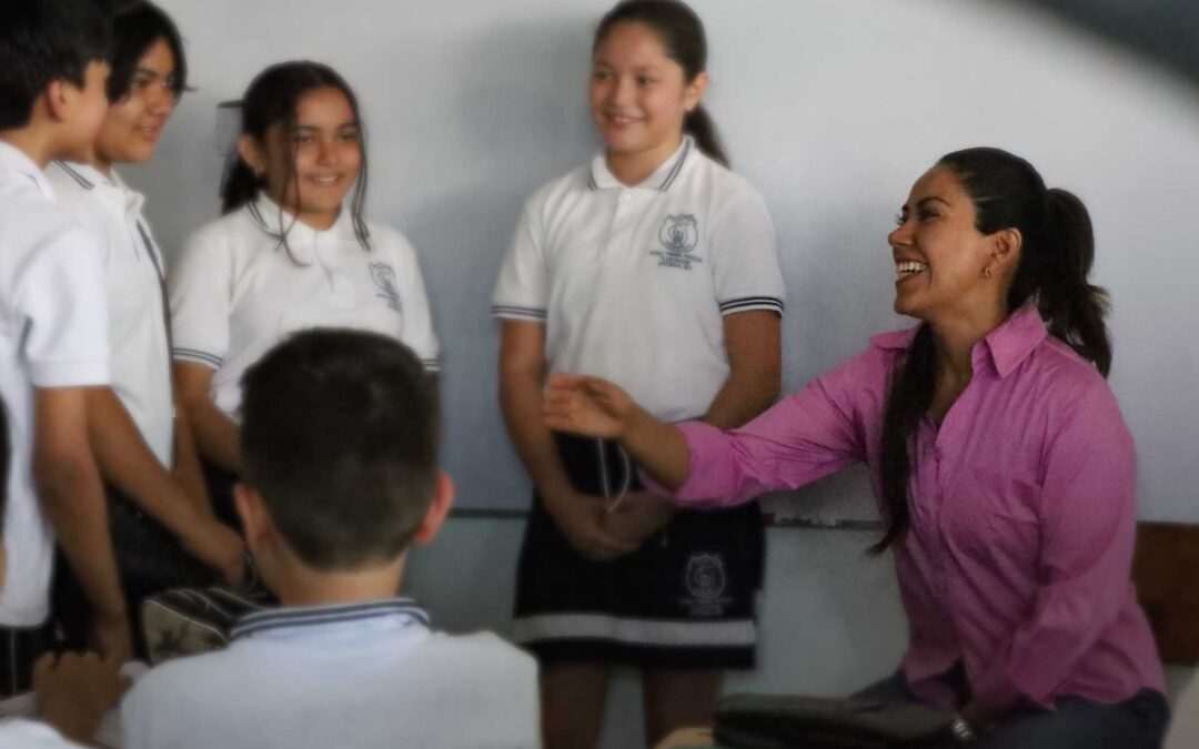 Primaria Ilustración de Apatzingán, invita a Fanny Arreola, a dar a conocer actividades legislativas .