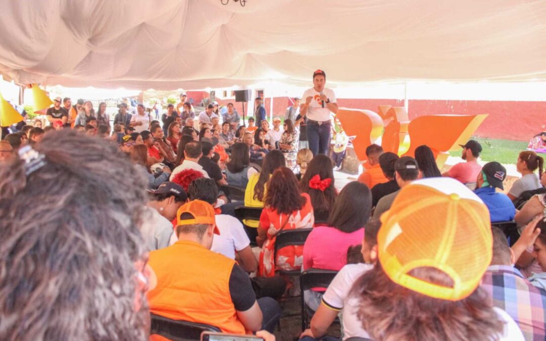 Carlos Herrera escucha a los jóvenes patzcuarenses