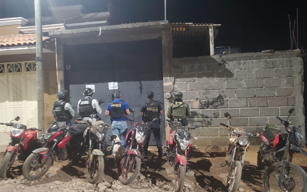 Tras catear un inmueble en Pátzcuaro, asegura FGE sustancias ilícitas, recupera siete motocicletas y detiene a dos personas