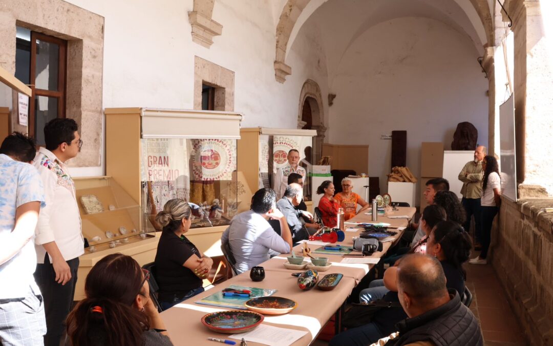 Artesanos michoacanos aprenden sobre Diseño Colaborativo