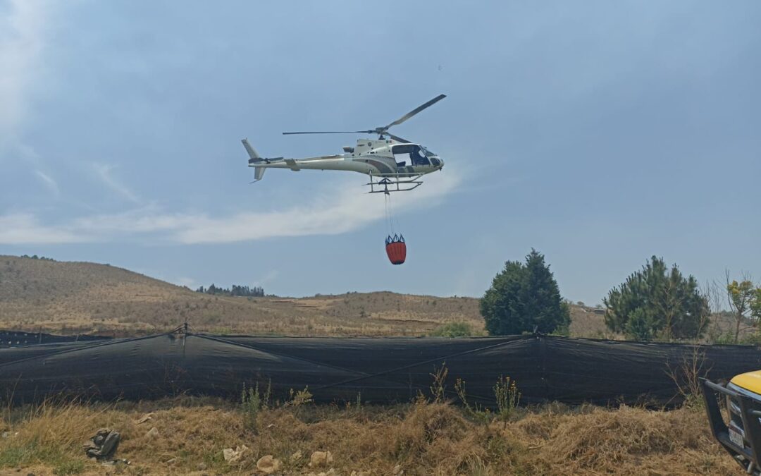 Brigadistas combaten por tierra y aire incendio forestal en Chilchota; atienden 9 más