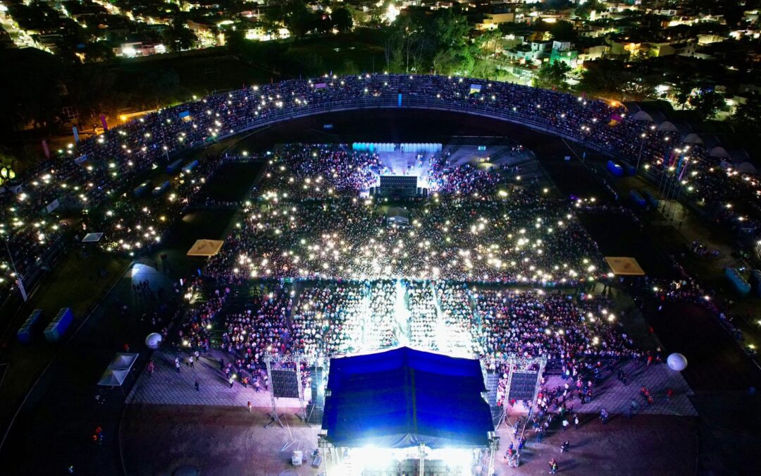 Éxito total, más de 25 mil cantaron con La Arrolladora en el Festival Michoacán de Origen