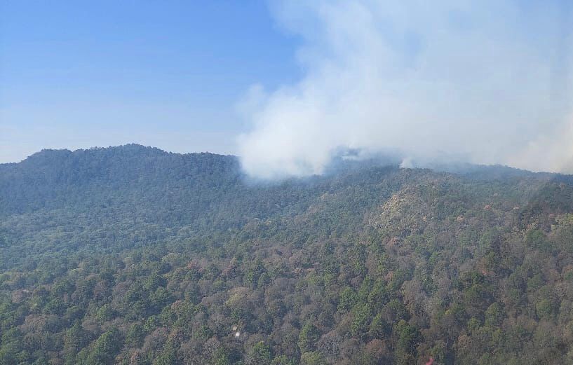 Por aire y tierra combaten incendio forestal en Pátzcuaro-Salvador Escalante