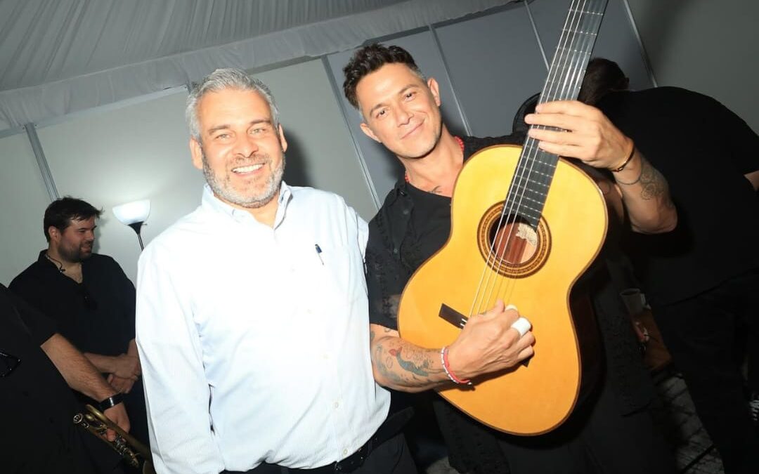 Regaló Bedolla guitarra de Paracho a Alejandro Sanz