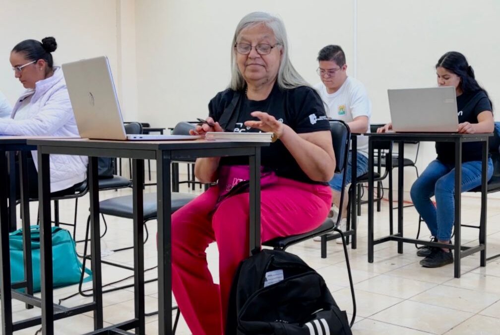 Virginia tiene 66 años y se alista para egresar de la Ingeniería en Administración