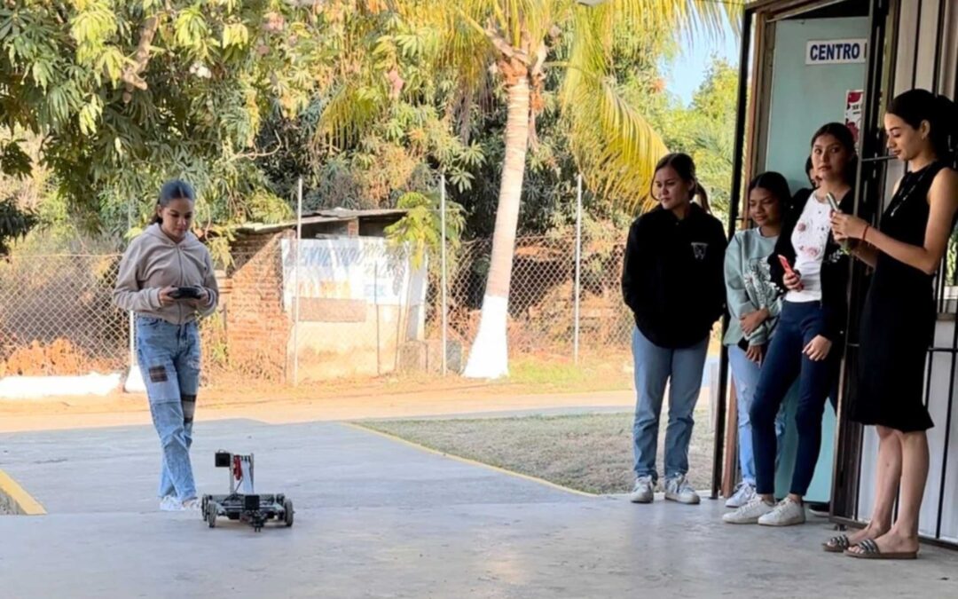 Cemsad Caleta de Campos capacita a sus alumnas en el área de robótica