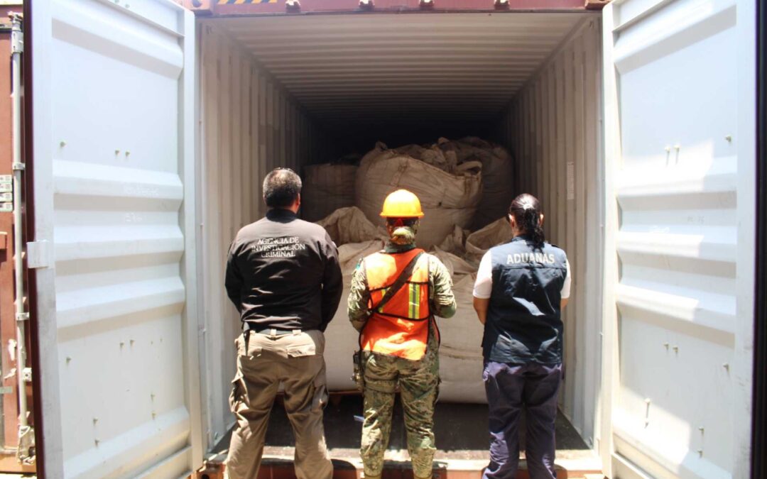 Armada de México en coordinación con la Aduana Marítima aseguró 7 contenedores con material ilícito en Michoacán