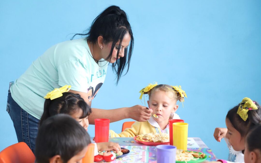 Sigue estas recomendaciones de la SEE para mantener a niñas y niños hidratados