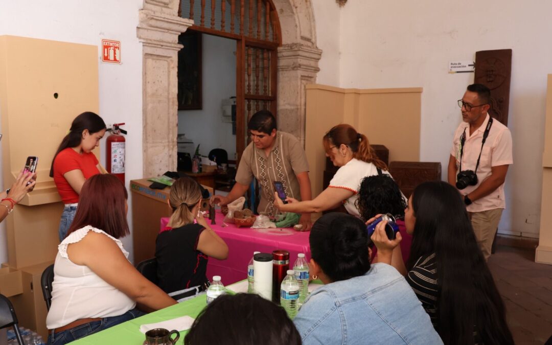 Docentes de EUA aprenden a elaborar artesanías michoacanas