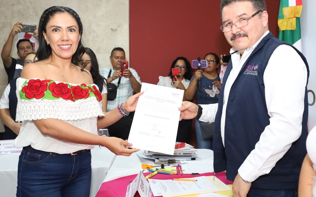Fanny Arreola recibe «Constancia de Mayoría» que la acredita como Alcaldesa electa de Apatzingán.