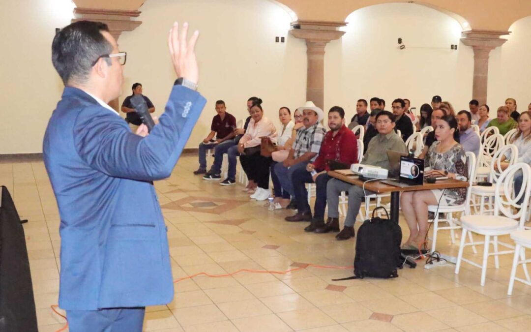 Se capacitan funcionarios publicos municipales de la región de Apatzingán en proceso de Entrega-Recepción