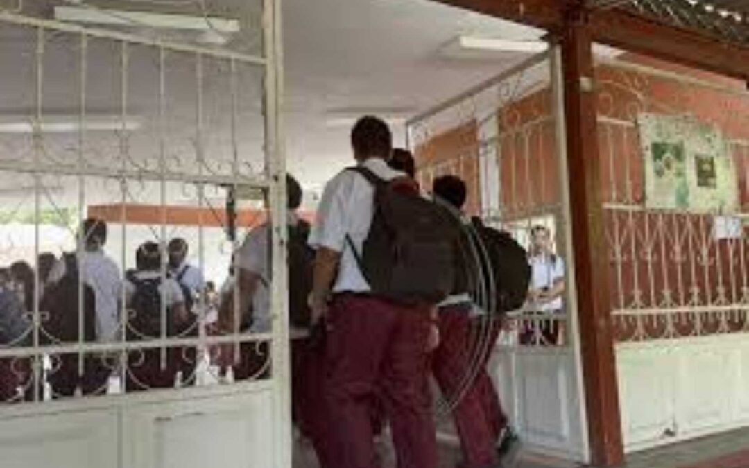 FGE realiza actuaciones por intoxicación de varios alumnos de secundaria en Apatzingán