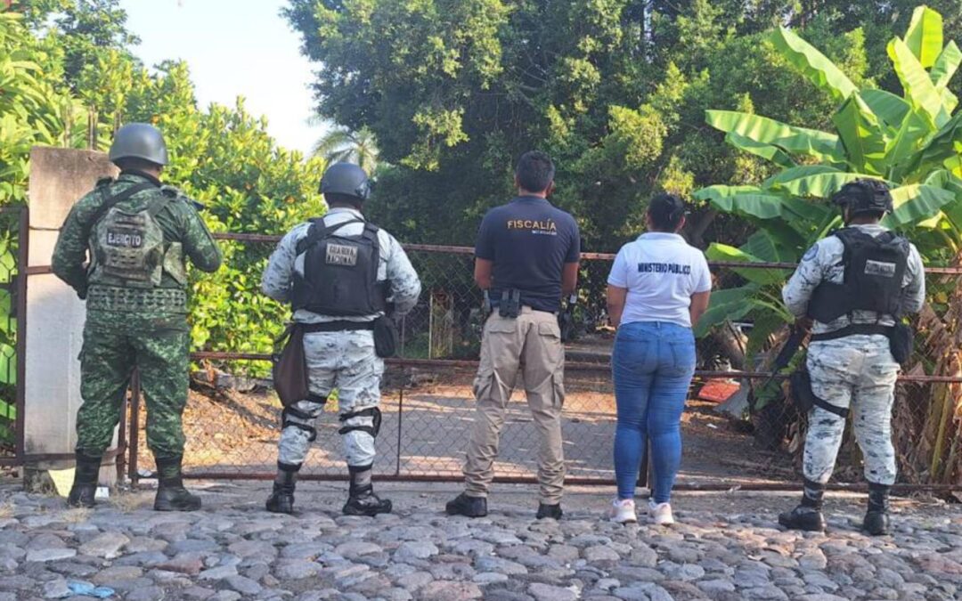 En cateo interinstitucional realizado en deshuesadero de Parácuaro, asegura FGE un vehículo con reporte de robo un arma de fuego y autopartes