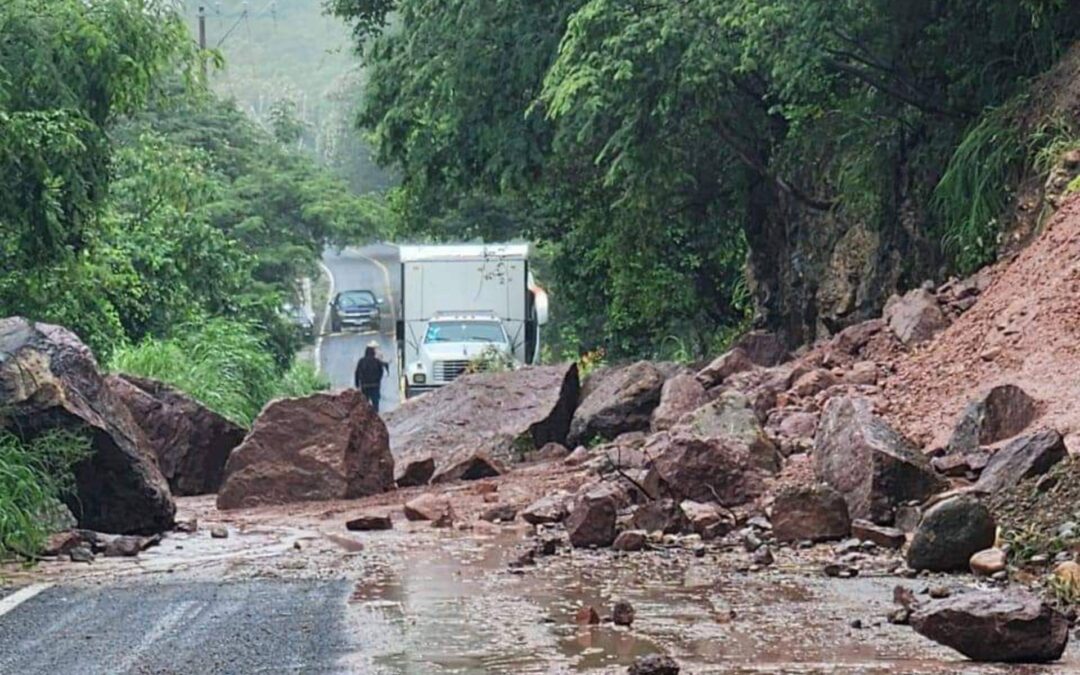 SCOP atiende afectaciones a la red carretera michoacana por paso de John