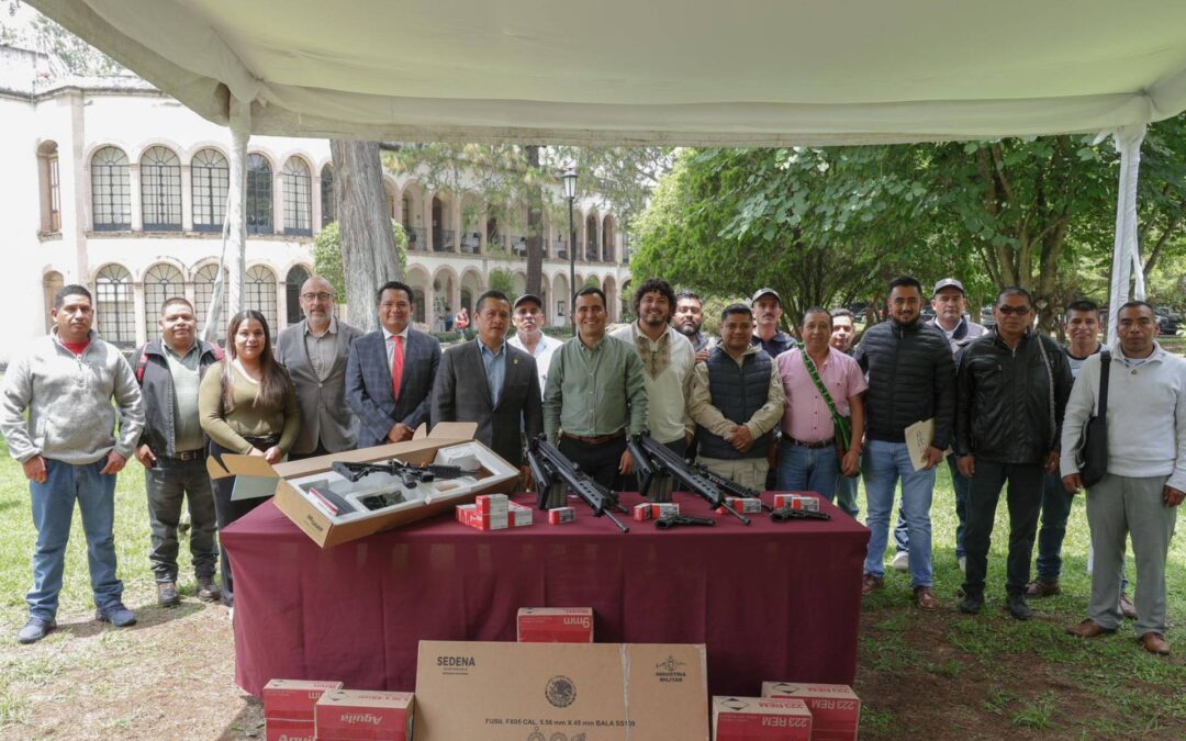 Gobierno de Michoacán entrega armas y equipos a comunidades indígenas con certificación ante SeDeNa