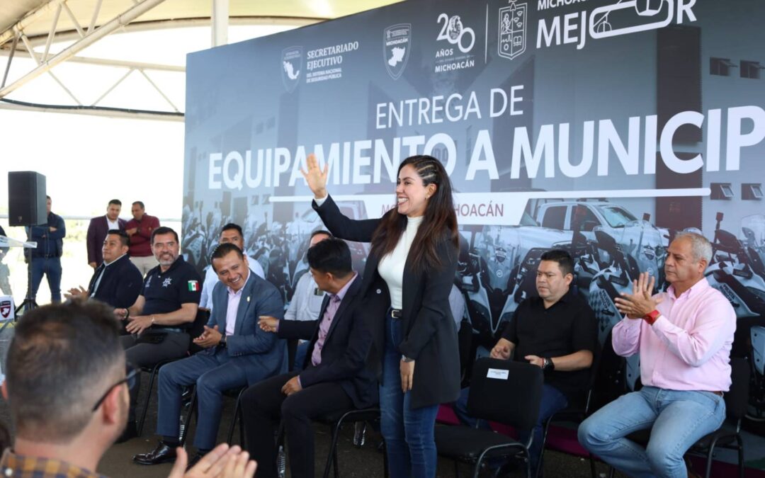 Apatzingán recibe equipamiento para seguridad vial: Fanny Arreola