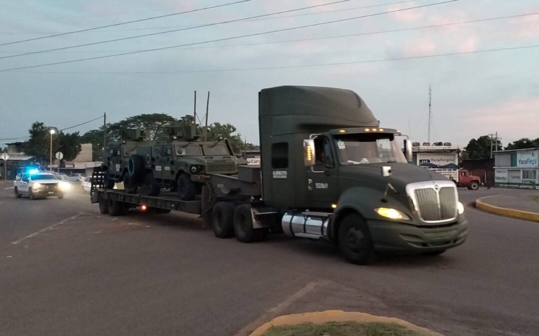 Arriban más elementos y vehículos blindados del Ejército Mexicano para reforzar operaciones al sector limonero en región de Apatzingán