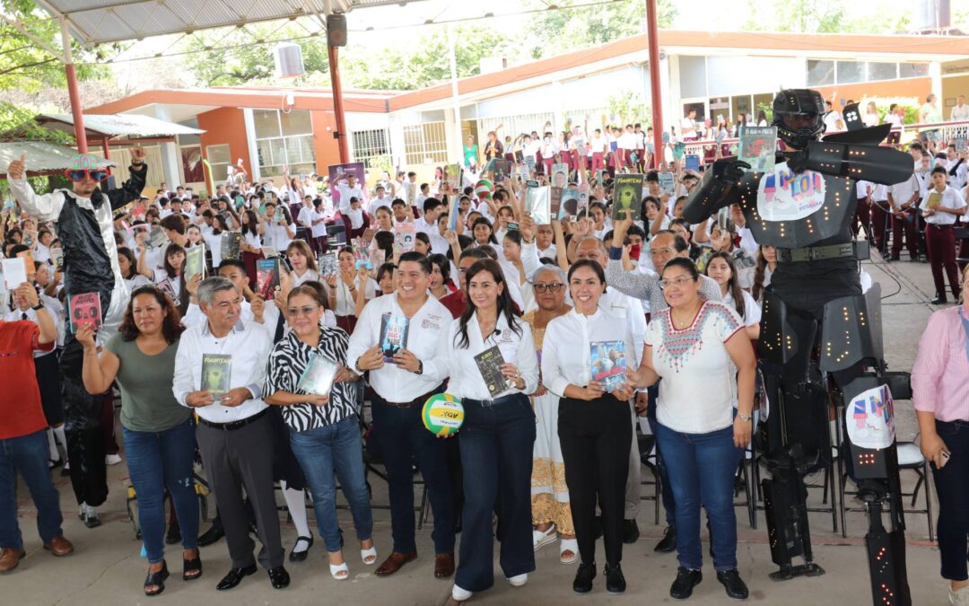 Fanny Arreola atestigua la entrega de tenis y libros a estudiantes de Apatzingán y la region