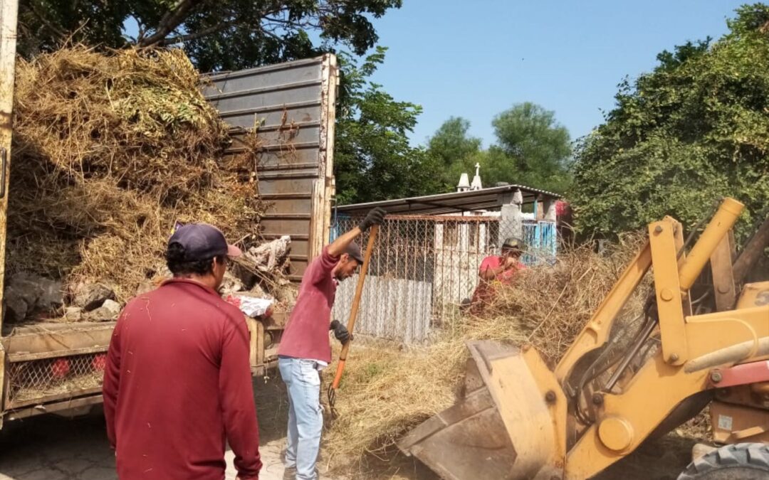 Gobierno de Apatzingán continúa con limpieza en el panteón municipal previo al Día de Muertos.