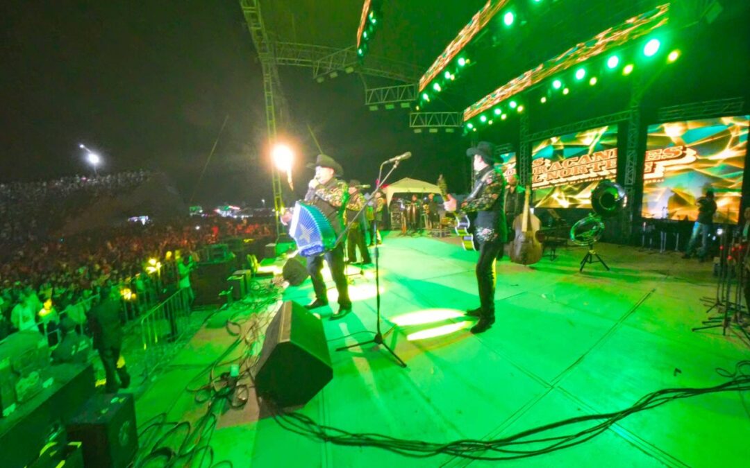 Los Huracanes del Norte abarrotan el Teatro del Recinto Ferial en Apatzingán