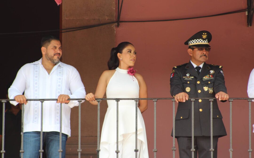 En Apatazingan se llenan las calles de color, alegría y patriotismo con tradicional desfile cívico militar, por aniversario de la Constitución de 1814.