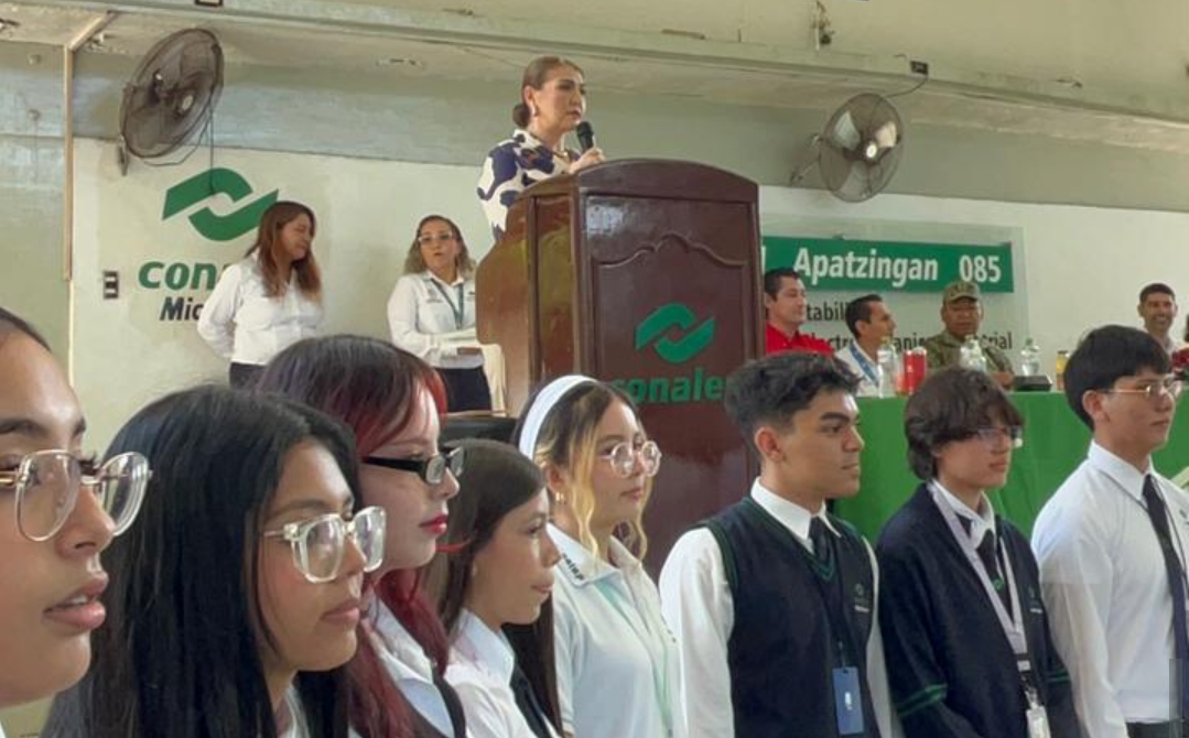 Con la entrega de pantallas planas para el Conalep Apatzingán se fortalece la educación: Sandra Garibay