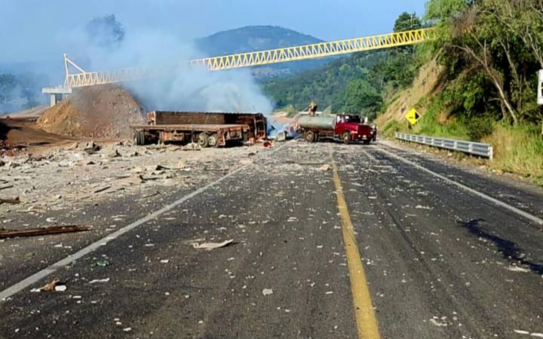 Tragedia en la Siglo XXI, 7 muertos y una lesionada, saldo de choque entre tráiler y camioneta