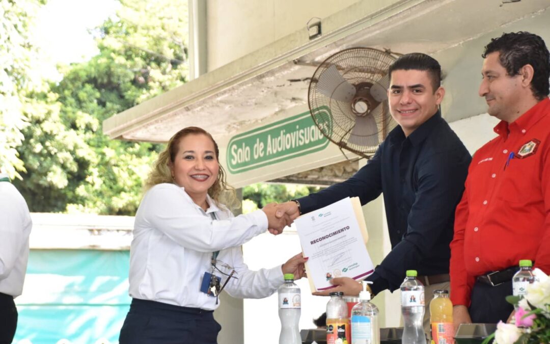 #HugoMolina, regidor de educación asiste al aniversario del Conalep Apatzingán.