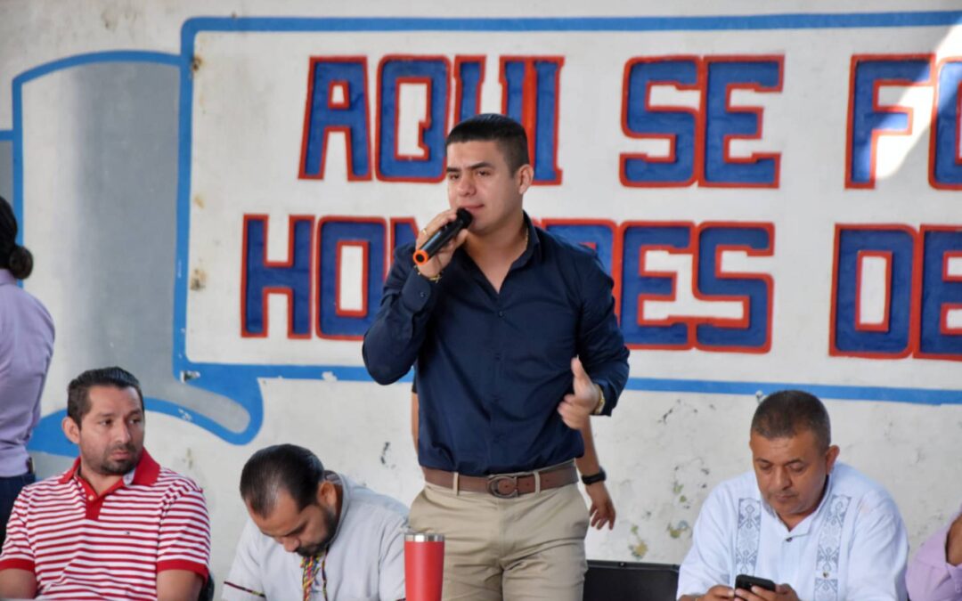 El regidor #HugoMolina, sostiene su segundo encuentro con maestros de primarias de Apatzingán