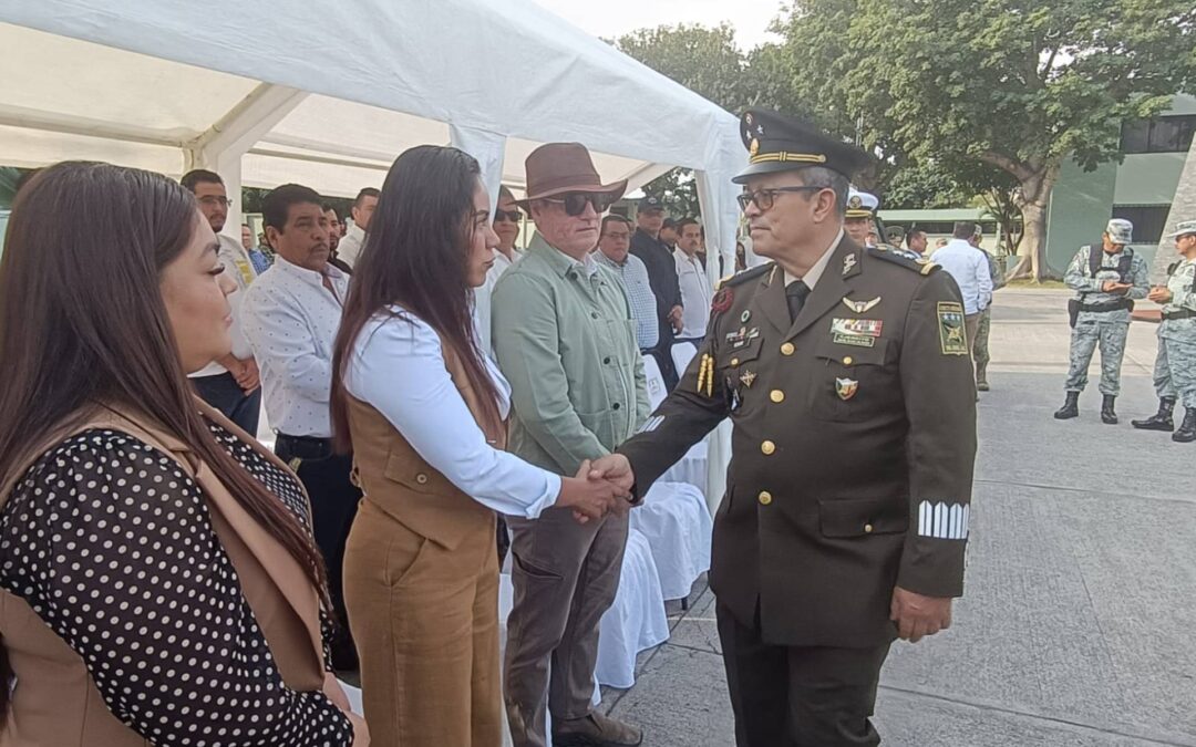 Fanny Arreola da la bienvenida al General D.E.M. José Fco. Terán Valle, como nuevo comandante de la 43/a Zona Militar.