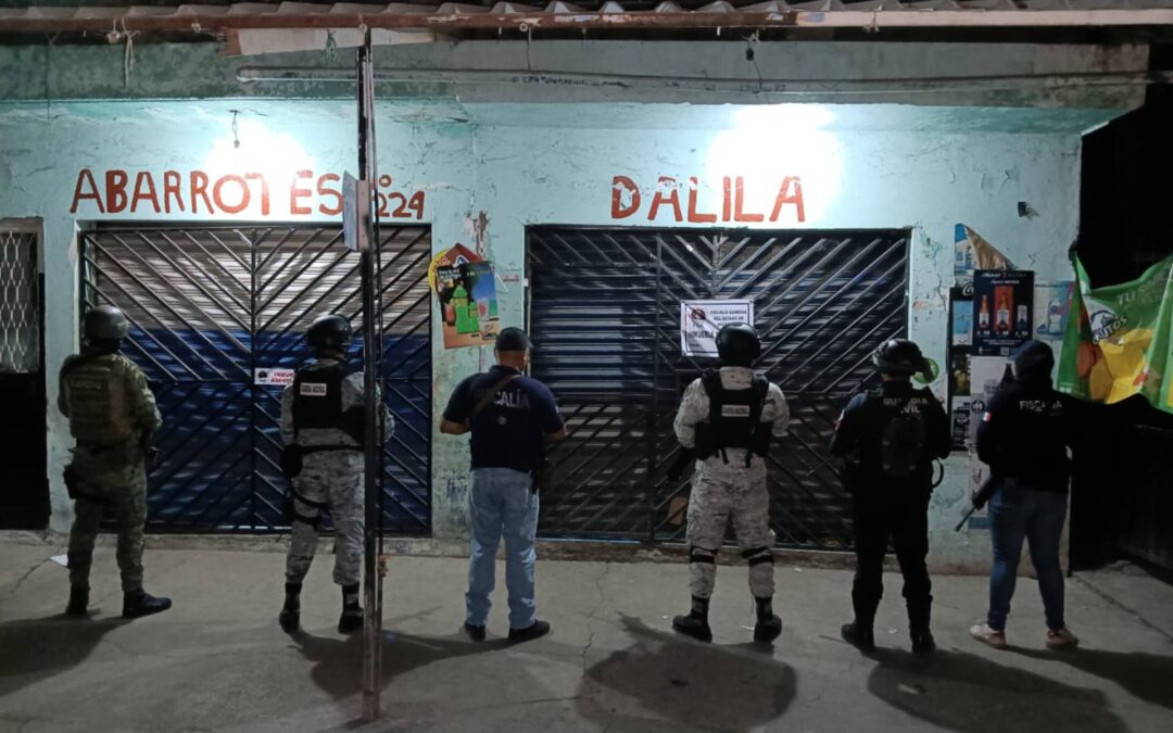 FGE catea en Apatzingán un establecimiento comercial y decomisa sustancia con apariencia de narcótico; 3 personas detenidas