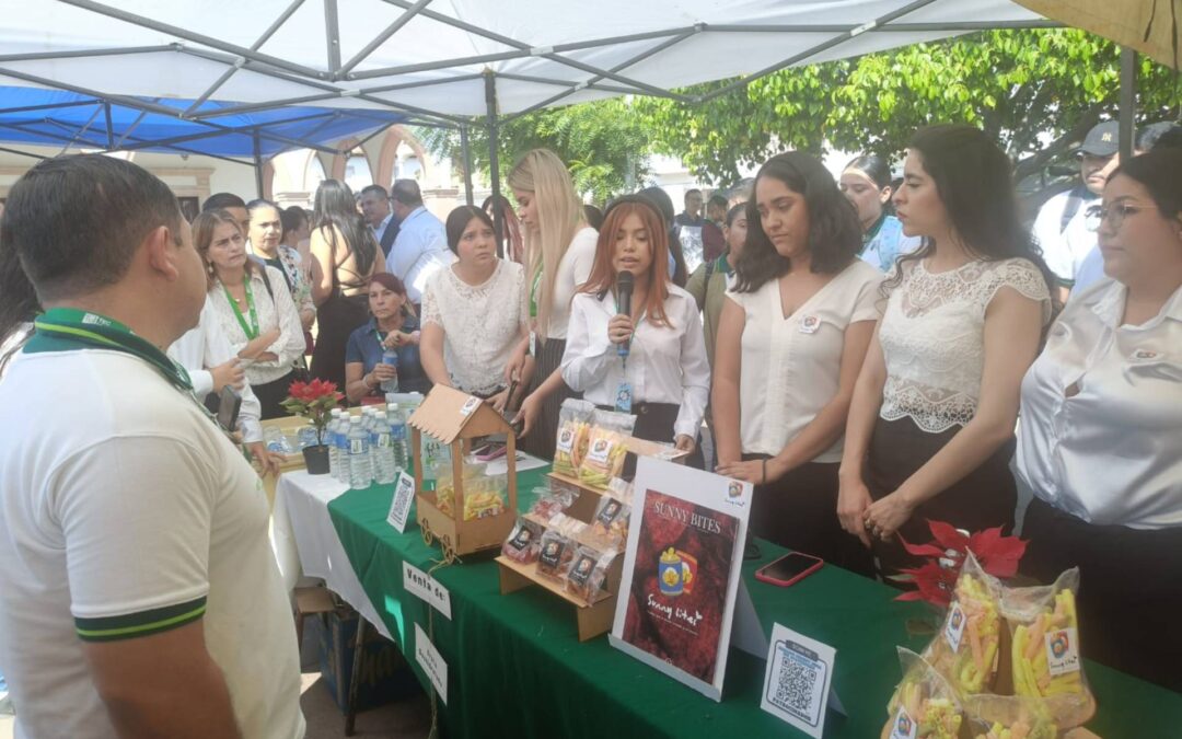 Con inédita ceremonia de clausura la Universidad Tec Mexiquense Plantel Apatzingán entrega constancias a egresados profesionistas.