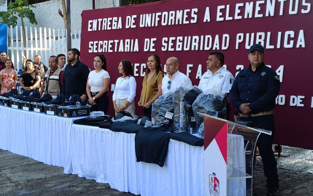 Entregan uniformes y equipo táctico a elementos de la fuerza de Seguridad Pública en Apatzingán