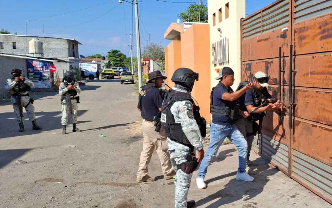 FGE, el Ejército Mexicano, GN y GC, aseguran inmueble y 10 vehículos con reporte de robo en Nueva Italia.