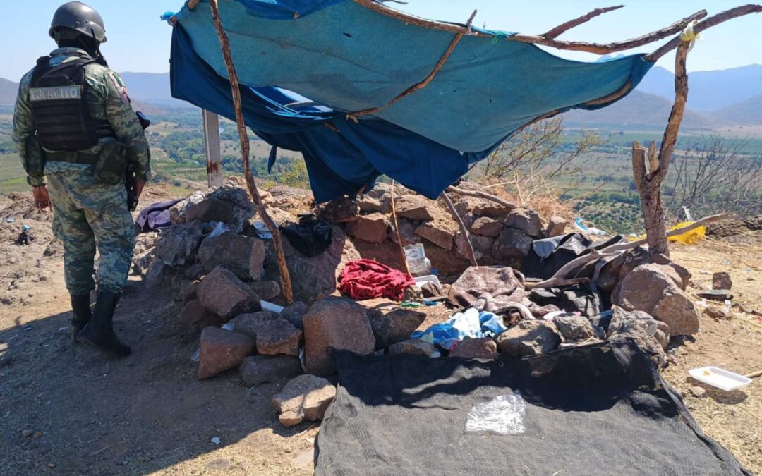 Ejército Mexicano, GN y GC, aseguran armas y equipo táctico en Buenavista, Michoacán.