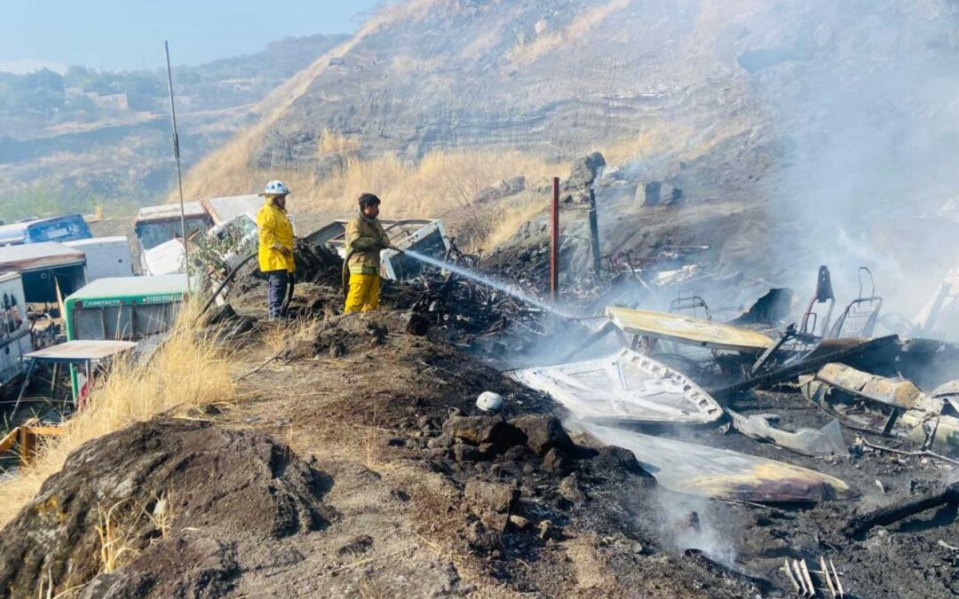 PC y Bomberos de Apatzingán sofocan incendio en el «Corrarlon Ríos».