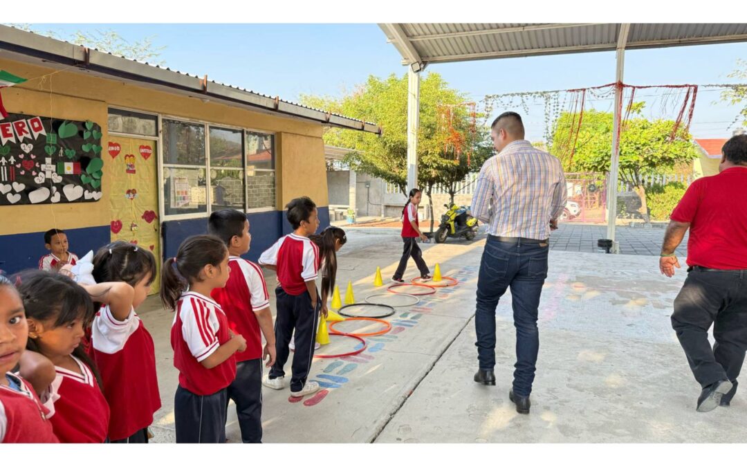 Regidor Hugo Molina, cumple compromisos y apuesta por la educación en Apatzingán