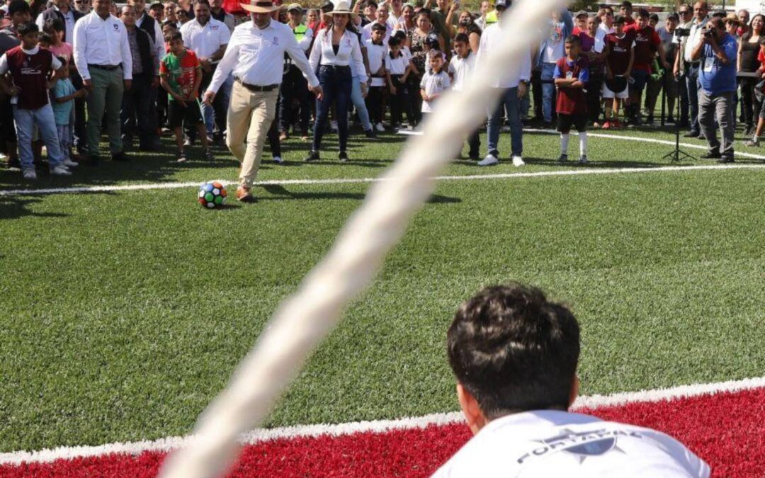 Más espacios deportivos para prevenir la violencia; Bedolla inaugura cancha de fútbol 7 en Apatzingán